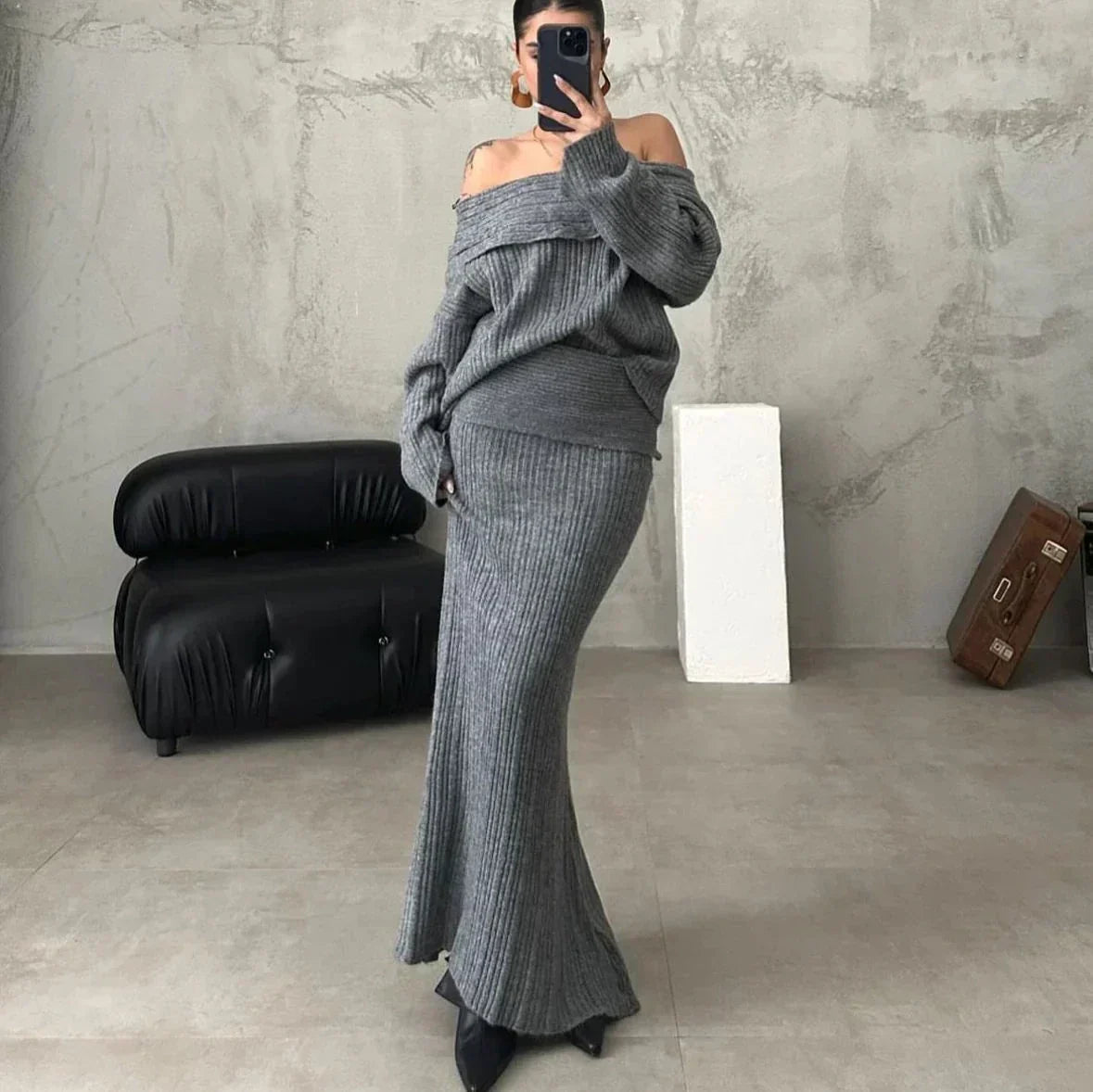 Dames set met schoudervrije geribbelde gebreide trui en aansluitende maxirok – elegante relaxte tweedelige co-ord voor herfst en winter