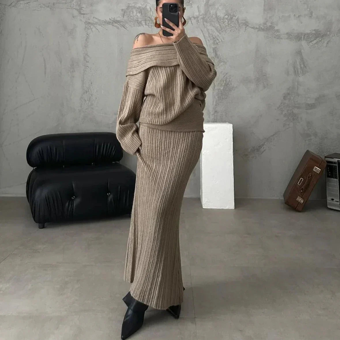 Dames set met schoudervrije geribbelde gebreide trui en aansluitende maxirok – elegante relaxte tweedelige co-ord voor herfst en winter