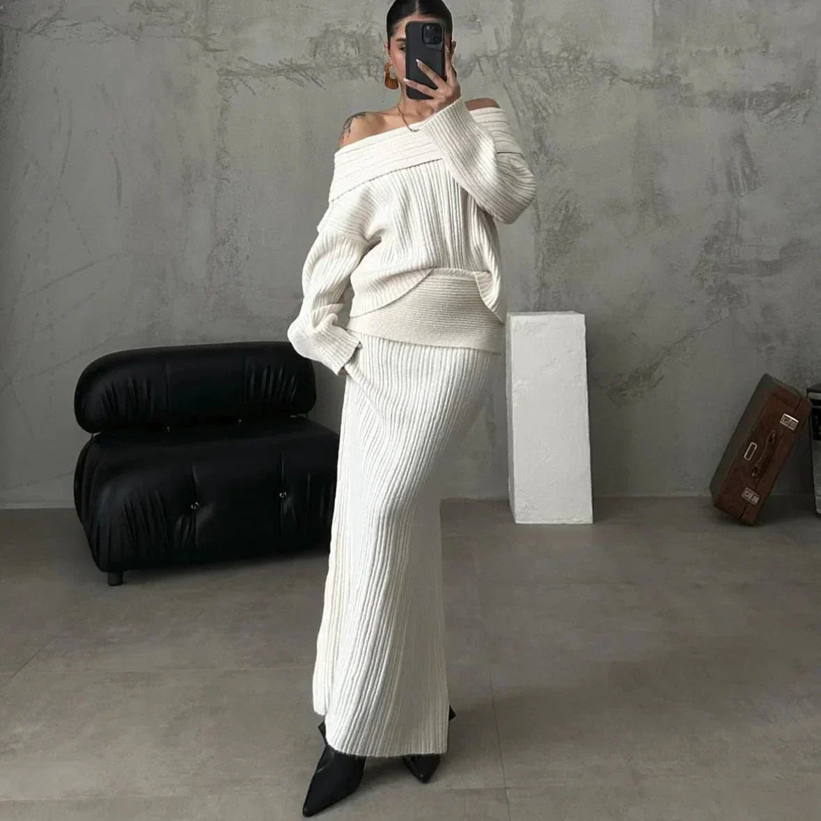 Dames set met schoudervrije geribbelde gebreide trui en aansluitende maxirok – elegante relaxte tweedelige co-ord voor herfst en winter